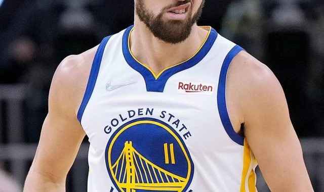 天天盈球直播-复出首战砍17分还上演隔扣！有他的勇士才算完整