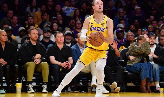 天天盈球-加盟湖人，发挥稳定，你果然是东詹得力帮手，老詹爆发创纪录|詹姆斯|勒布朗·詹姆斯|肯纳德|投篮|勒布朗-詹姆斯_新浪体育_新浪新闻